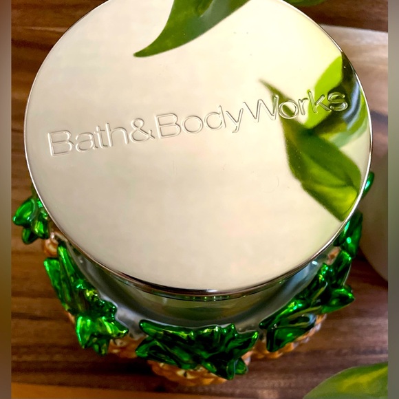 Gorgeous Bath & Body Works Candle and Pinapple Holder, NWT! - Picture 9 of 13